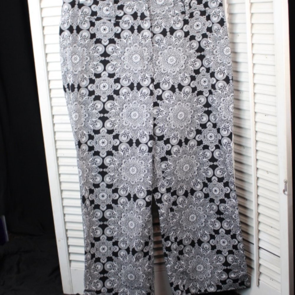 Focus 2000- Black and white floral print Capris